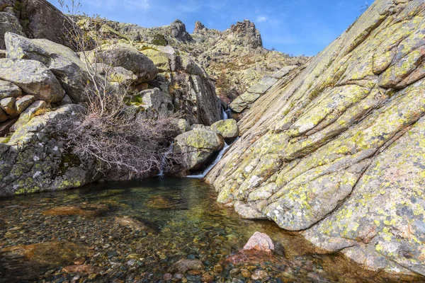 Curso de água juntando cachoeira Radule na Córsega Central — Fotografia de Stock