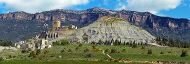 Sierra de Leyre ve terk edilmiş köy Esco kalıntıları 