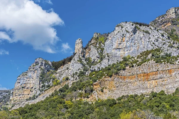 Rocas de Sierra de Leyre sobre el Monasterio de Leyre — Foto de Stock
