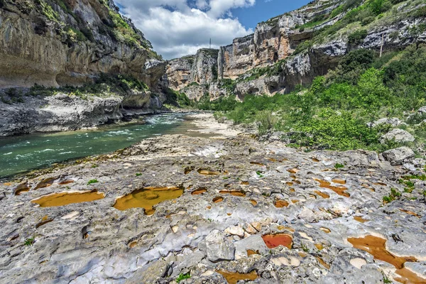 Ασβεστόλιθος φόντο διαβρωθεί από την ροή του ποταμού Irati σε Lumbier Canyo — Φωτογραφία Αρχείου