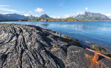 Lofoten Takımadaları 'nın Vestfjord kıyı şeridi.