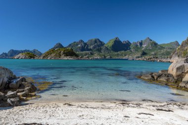 Vestfjorden sahili. Sout 'taki kumlu sahilden izleniyor.