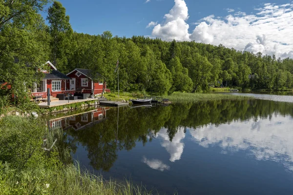 Lille Trollvat gölünün sınırındaki tipik bir Norveçli evi. — Stok fotoğraf