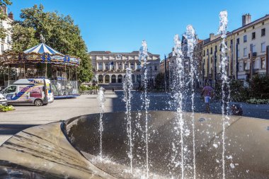 Şehir merkezindeki Saint Etienne Belediye Binası 'nın meydanı. Çeşme!