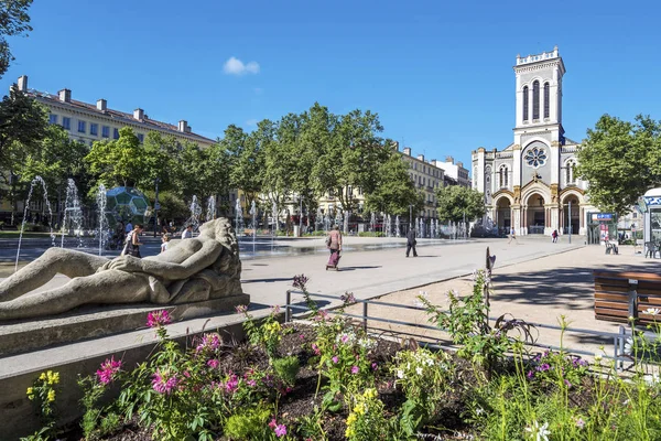 La place de Jean Jaures au centre ville de Saint Etienne avec fontai — Photo