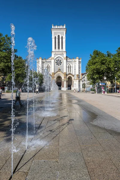Torget Jean Jaures i Saint Etienne centrum med fountai — Stockfoto