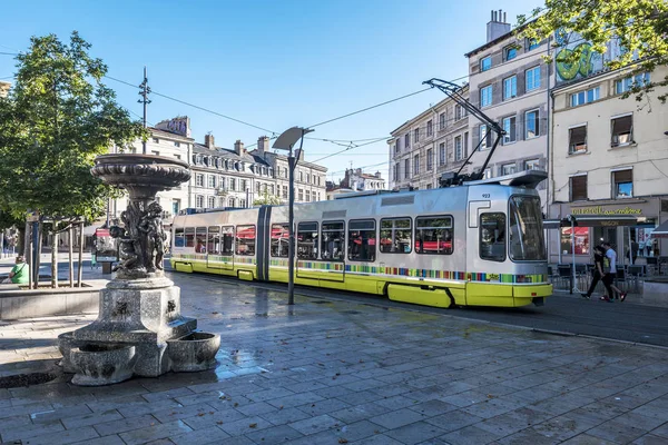 Saint Etienneダウンタウンのストリートビュー。路面電車が通り過ぎる — ストック写真