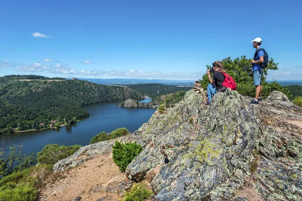 Oğlan ve kız Gorges de la Loire N 'un panoramik manzarasının keyfini çıkarıyorlar.