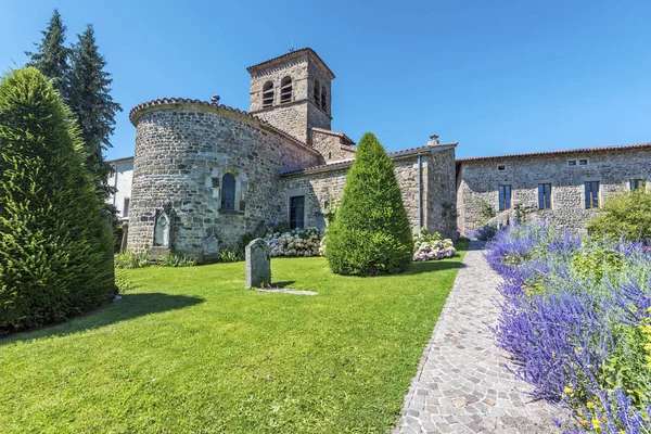 Saint-Victor-sur-Loire villasındaki Aziz Victor Kilisesi 'nin arka manzarası — Stok fotoğraf