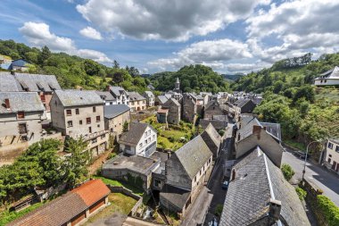  Sioulot Vadisi 'ndeki Orcival köyüne bak. Puy-de-Dome Bölümü