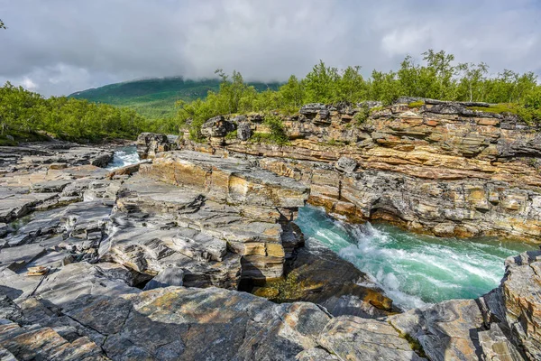 Cañón rocoso y el flujo del río Abiskojokk a través de la en Abi — Foto de Stock