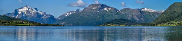 Vista panorámica del estrecho de Tjeldsundet desde la localidad harvik de Hin — Foto de Stock