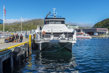 Hammerfest Limanı 'ndaki hız teknesi ve yolcular.