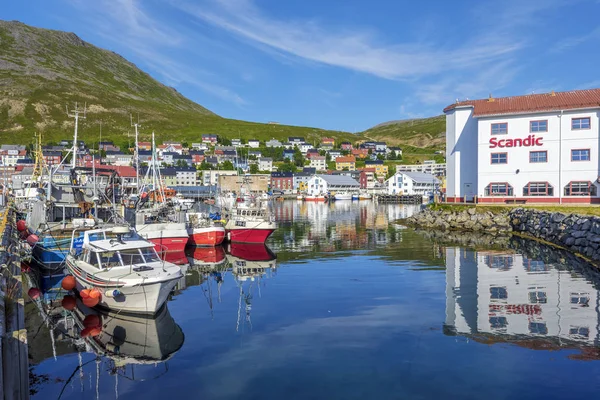 O porto com barcos de pescadores ancorados em Honningsvag cidade em Mage — Fotografia de Stock