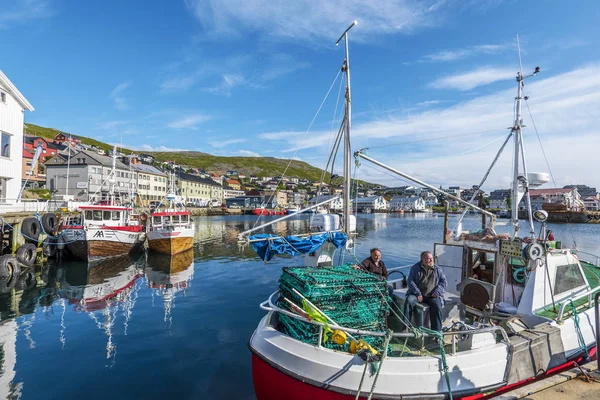 Bateau de pêcheurs avec deux pêcheurs amarrés dans le port de Honning — Photo