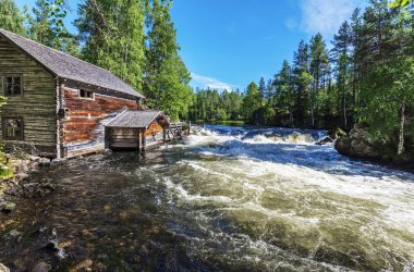 Myllykoski noktasındaki Yattumutka nehrinin sınırındaki ahşap kulübe.