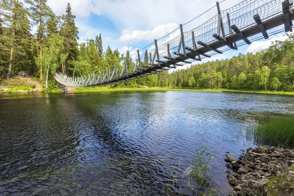 Oulanka Ulusal Pa 'daki Yattumutka nehri boyunca askıya alınmış köprü. - Stok İmaj