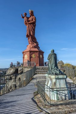Cor 'un tepesindeki Notre Dame de France anıtının dikey görüntüsü