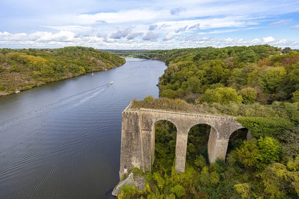 The flow of La Vilaine river as seen from La Roche-Bernard bridg — Stock Photo, Image