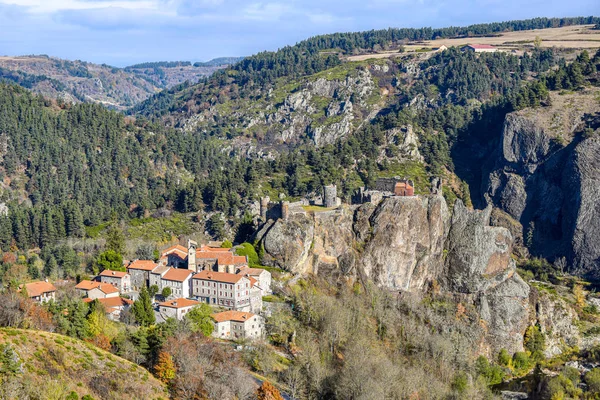 Vista para a aldeia de Arlempdes e as ruínas do castelo medieval no — Fotografia de Stock