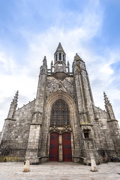 Collegiate Church Saint-Aubin i Guerande medeltida stad, som utsikt — Stockfoto