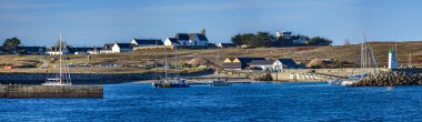 Fransız Brittany 'deki Hoedic adasının Port Argol' unda panoramik manzara