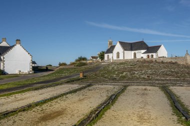 Fransız Bri 'sinin Hoedic Adası köyünde Bouling oyun yeri