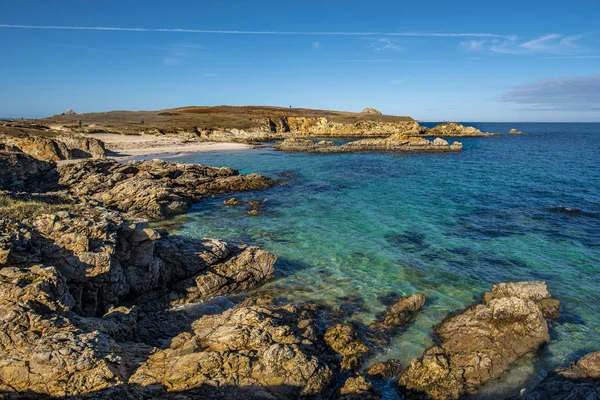 La vista de la costa rocosa y la playa de arena en la parte noroeste — Foto de Stock