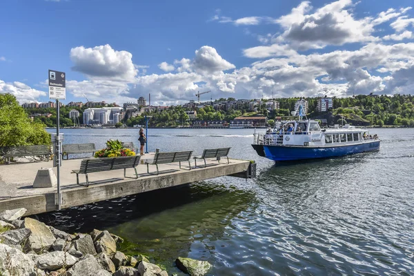 Commuter ferry of Stockholm approaching Blockhusudden stop in Dj — Stockfoto