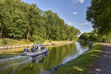 Royal Chanel Tour 'daki taksi teknesi, Curgarden' da görüldüğü gibi. 