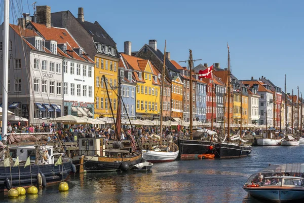 Colourful facades, old ships and crowd of tourists along the Nyh — Stockfoto
