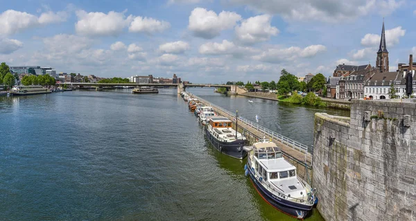 Vista panorâmica do rio La Meuse a partir da ponte Saint Servais via W — Fotografia de Stock