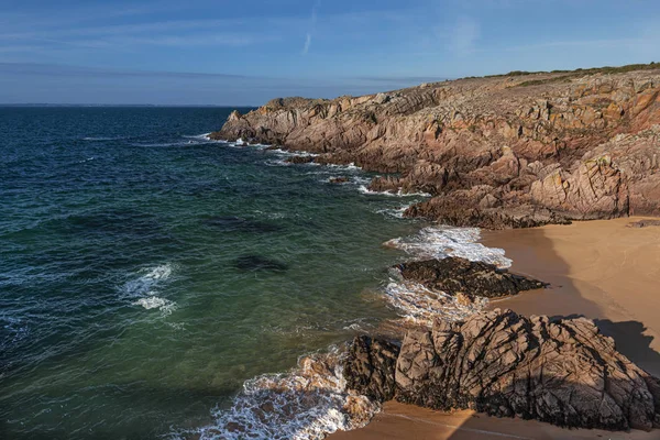 Rocky and sandy coastline at Porz Chudel bay bay in southwestern — Stock Photo, Image