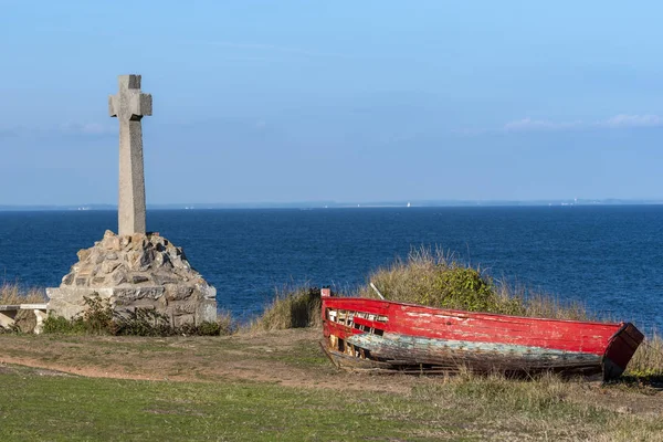 Korset och gamla trasiga träbåt i backen ovanför Saint — Stockfoto