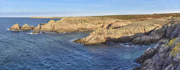 Panoramic view of rocky coastline in southwestern part of Houat — 스톡 사진