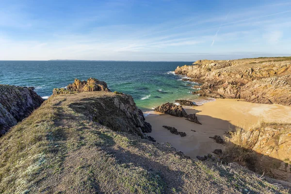 Rocks and sandy beach at Porz Chudel bay bay in southwestern par — 스톡 사진