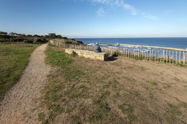Saint Gildas limanındaki Houat adasının üstündeki yürüyüş geçidi.