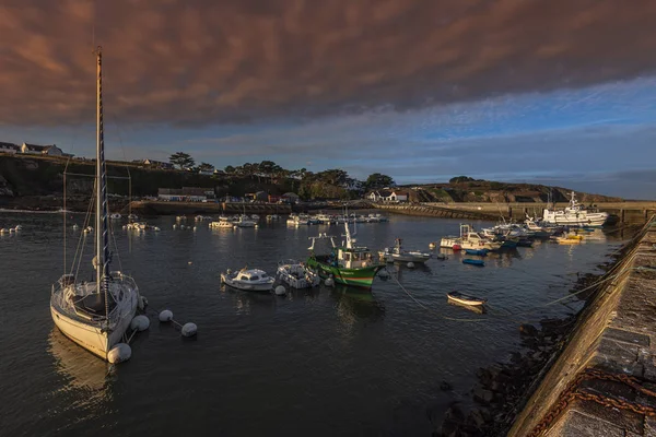 Saint-Gildas-Houat Port i Houat Island sett tidigt på morgonen — Stockfoto