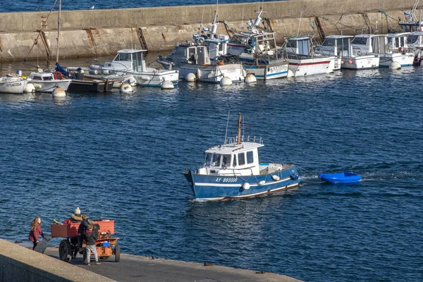 Vida local no porto do Porto Saint-Gildas-Houat em Houat I — Fotografia de Stock