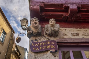 The part of the home of Vannes and his wife with their statues i clipart