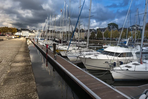 El puerto de la ciudad de Vannes como se ve a lo largo del muelle del río La Marle — Foto de Stock