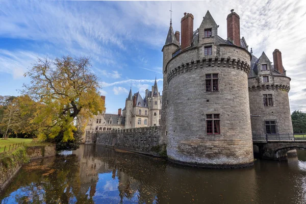 Sidovy över Bretesche medeltida slott. Missillakkommun i Loi — Stockfoto