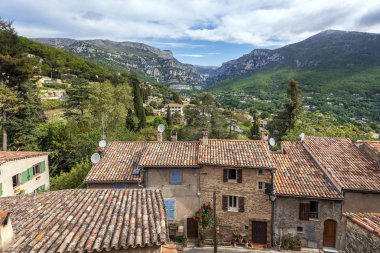Loup Vadisi Le Bar-sur-Loup 'taki kilise meydanından görüldüğü gibi.
