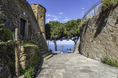 Walk pass to the mirador at Riomaggiore Castle. The wall, entran