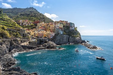 Manarola köyü limandan gün ışığına bakıyor.. 