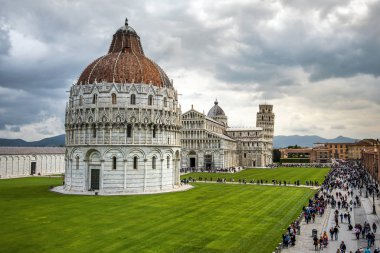 Şehirden görüldüğü üzere Pisa tarihi merkezindeki Katedral Meydanı