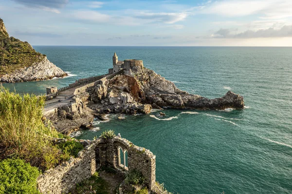 D 'den görüldüğü üzere Porto Venere kasabasında San Pietro Kilisesi' nde kayalar var.