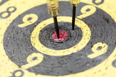 eski bir dart tahtası Dart oku