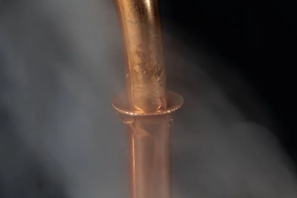 Tubos de cobre com vapor — Fotografia de Stock