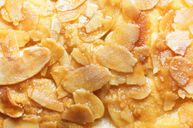 Badem kırma bir pastayı makro